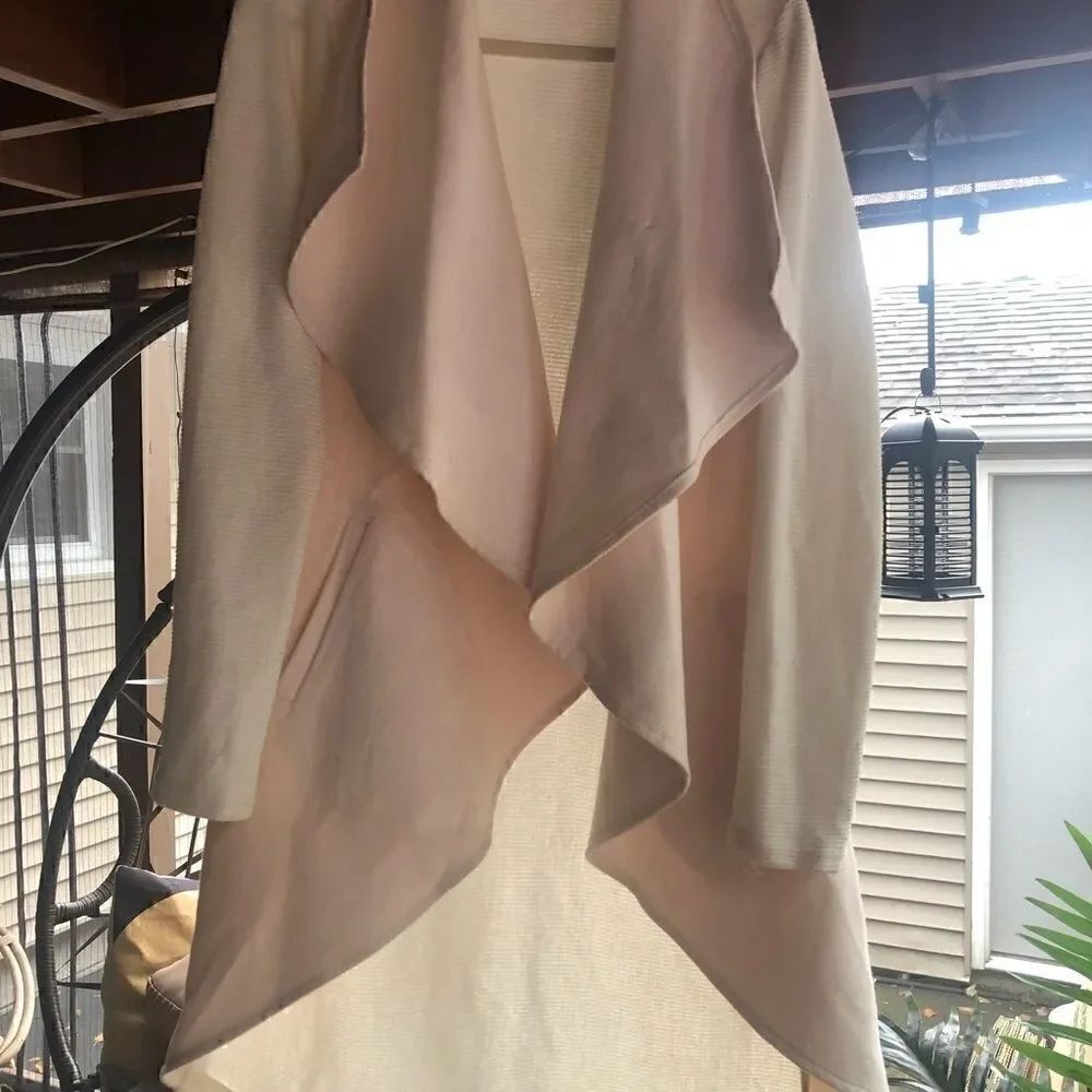 Very classy White Flutter long coat/ Cardigan - Picture 2 of 11